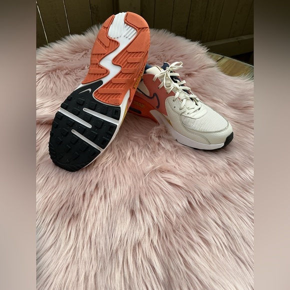 Nike White and Red Athletic Shoes with Air Max Design - Picture 7 of 10